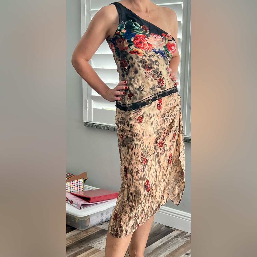 Beautiful dress!  Fits size S